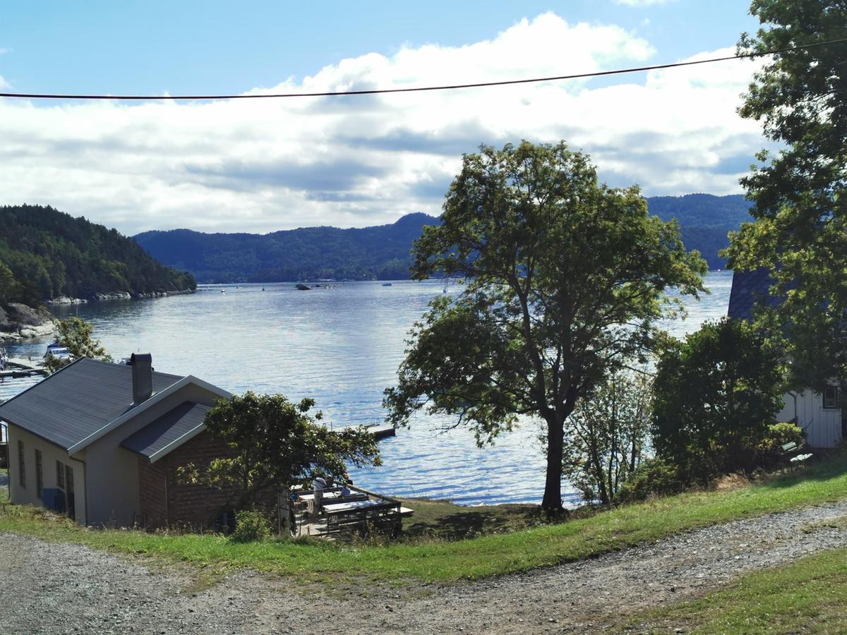 Villa vid en vik med gemensam grusväg och utsikt över vattnet